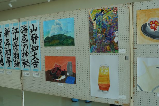 恩納文化・生涯学習成果報告展　会員の絵画、書道展示