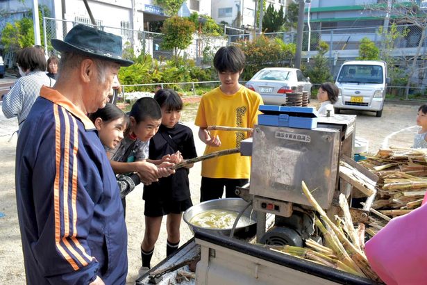 餅つき・黒糖作り体験　浦添ニュータウン自治会