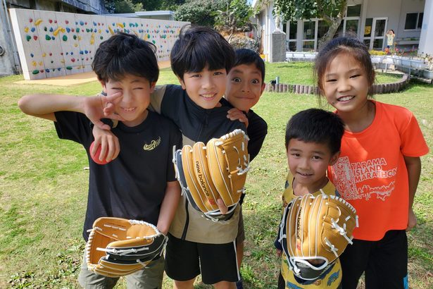 野球の魅力に触れる　多良間小にも「大谷グラブ」