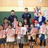 キングスがドリル寄贈　ホームタウン沖縄市の小学校へ、岸本選手ら訪問「可能性広げて」