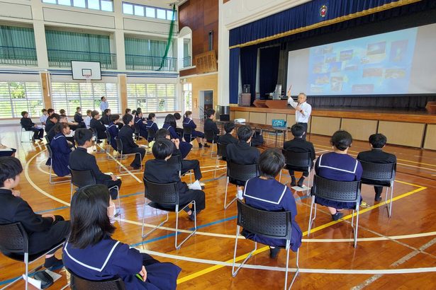 「広い視野持って努力して」　多良間中　池城成久氏が「先輩講話」