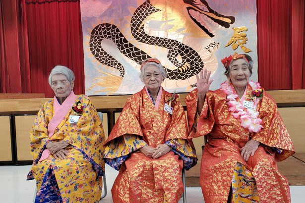 ３人元気にカジマヤー　多良間、辰年合同生年祝い