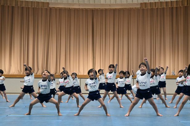 空手稽古の成果披露　浦添・ライオンの子保育園