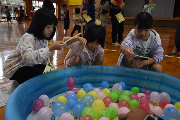 射的、輪投げ、祭り気分　多良間っ子フェス、６年生企画