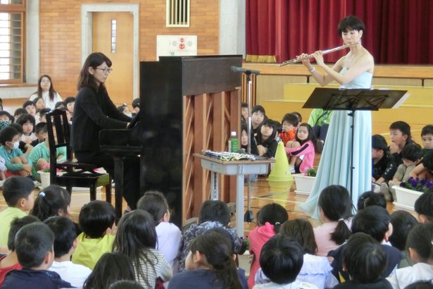 フルートの響き　間近で感じて　東風平小　体育館の真ん中、ピアノと