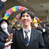 県立高卒業式　新しい世界へ　重度知的障がいの仲村伊織さん（真和志高・ゆい教室）　「おめでとう」に笑顔満開　同級生と共に確実に成長