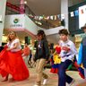 世界の文化、料理堪能　沖縄市国際交流フェス