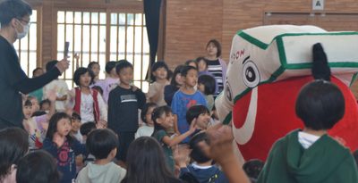 児童らユニオンの歴史学ぶ　普天間小でキャリア授業　沖縄