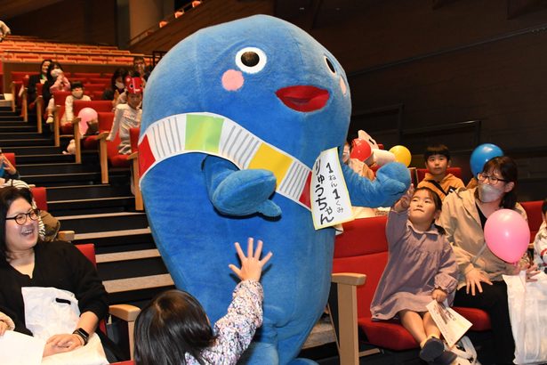 新１年生祝い　４００人集う　琉球新報ホール