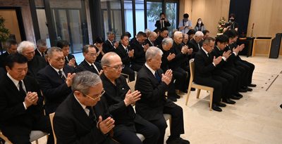 会派一堂に　功績たたえ　剛柔流開祖　宮城長順納骨式