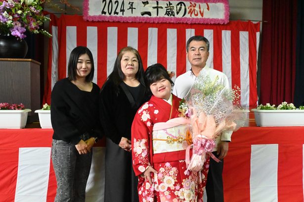 安谷屋さんの２０歳祝う　与那原・ワークセンター愛の園