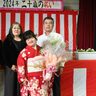 安谷屋さんの２０歳祝う　与那原・ワークセンター愛の園