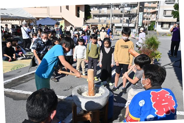 餅つき大会に住民集う　豊見城・上田山川自治会