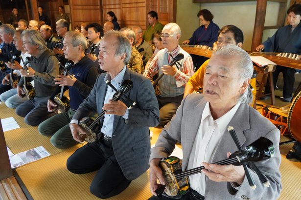 みんなで演奏♪「さんしんの日」　国指定文化財・津嘉山酒造所に響く音色　沖縄