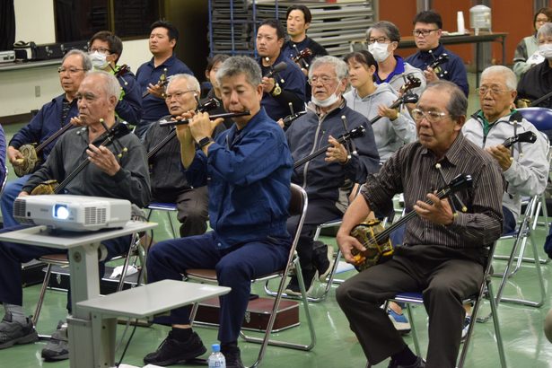 愛好者ら３０人総弾き会　伊江、小学生から８０代まで