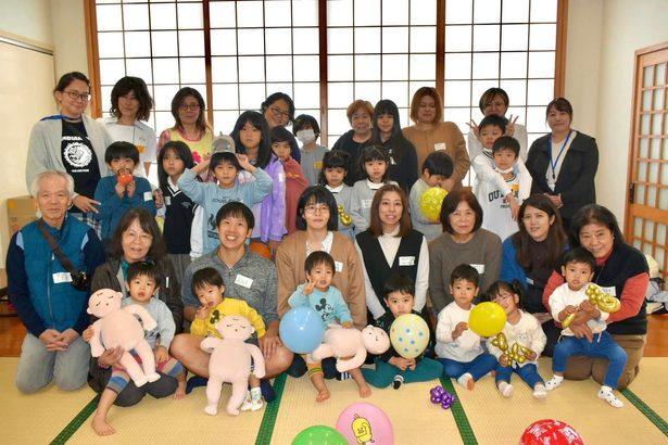 三つ子ちゃんの育児語ろう　沖縄　７年ぶり、家族ら集い交流