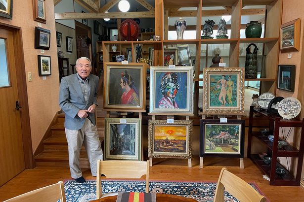 自宅に「小さな美術館」　南城市知念の安和さん　収集した陶磁器や絵画、無料公開　カフェも併設　沖縄