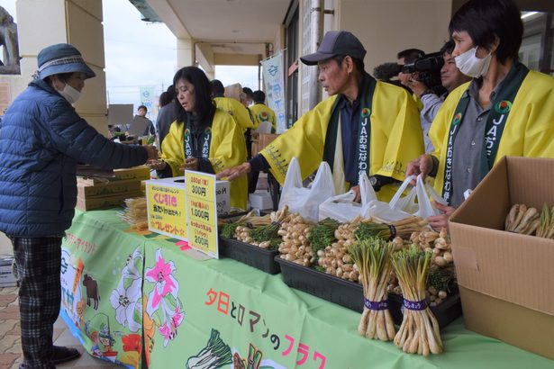 島ラッキョウをＰＲ　伊江で試食・販売会