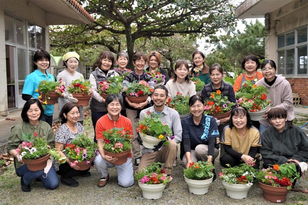 花の組み合わせ楽しむ　大宜味村で寄せ植え講座