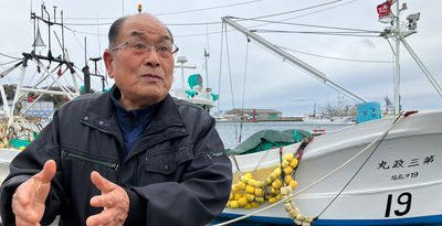 60年近く、福島の海を見つめ続けてきた底引き網漁師の志賀金三郎さん＝2月27日、福島県いわき市小名浜港