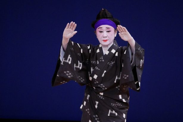 琉球舞踊特選会　保持者　総勢２７人出演　至芸　華やかに節目彩る