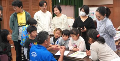 砂絵アート親子で挑戦　恩納村博物館、サンゴ保全学ぶ