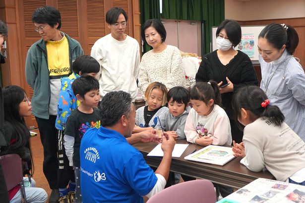 砂絵アート親子で挑戦　恩納村博物館、サンゴ保全学ぶ