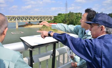 デニー知事「観光客も節水協力を」　少雨で沖縄の渇水続く　北部のダムを視察　