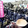 「ミサイルはいらない」陸自車両の陸揚げに市民ら抗議　中城湾港　沖縄