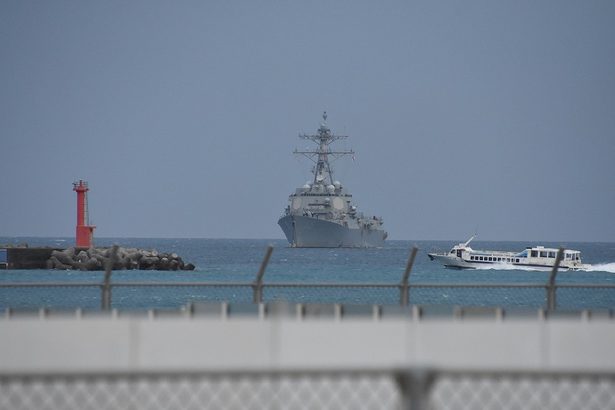 米海軍の駆逐艦「ラファエル・ペラルタ」が石垣港沖合に停泊　小型船で上陸見込み　市民は抗議、全港湾はストも予定　沖縄