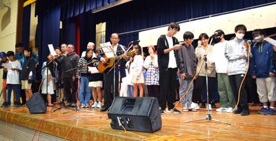 巣立ち、地域で祝福　渡嘉敷、歌で絆深める