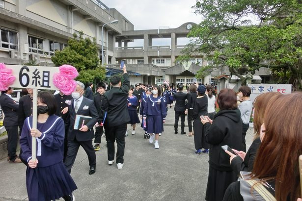 卒業生が指揮と伴奏　東風平中、２８９人巣立つ