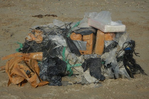 沖縄・中城の海岸に4.3億円相当のコカイン漂着　“密輸”目的で投げ込まれたか　容疑者不詳のまま書類送検　