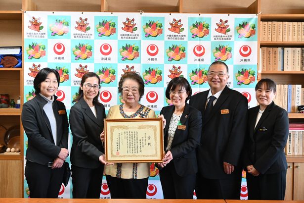 農村女性表彰で　安里さんが報告　県に、活動をけん引