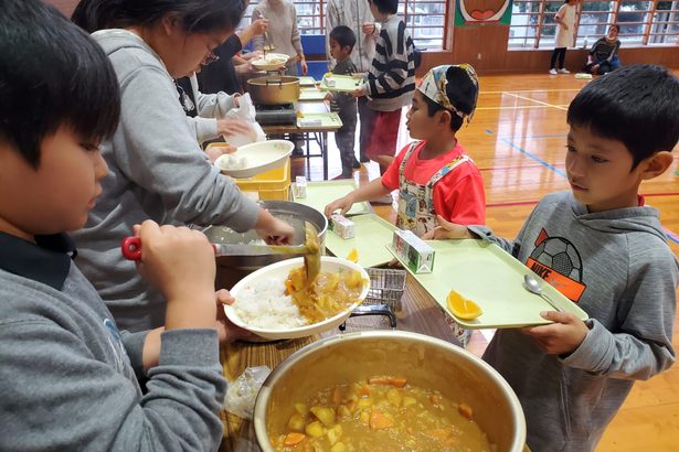 収穫の恵みカレーに　多良間小生が調理