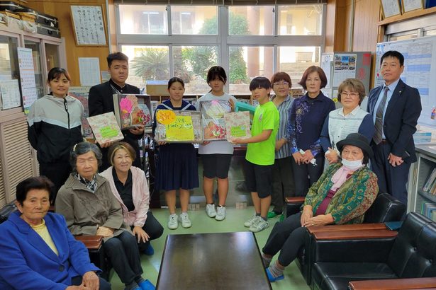 小中卒業生にコサージュ贈る　南大東　恒例、ＪＡ女性部とハッスル会