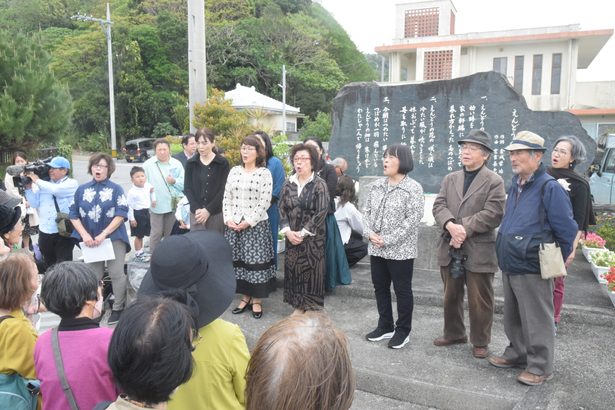 宮良長包歌碑から歌声響く　声楽家・泉さん亡くなる2日前に録音　式典で100人が「えんどうの花」合唱　沖縄