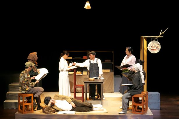 ブレヒト作品　沖縄芝居に　「ゼチュアンの善人」　現代演劇で試演　８０年前名作　２５年度上演向け