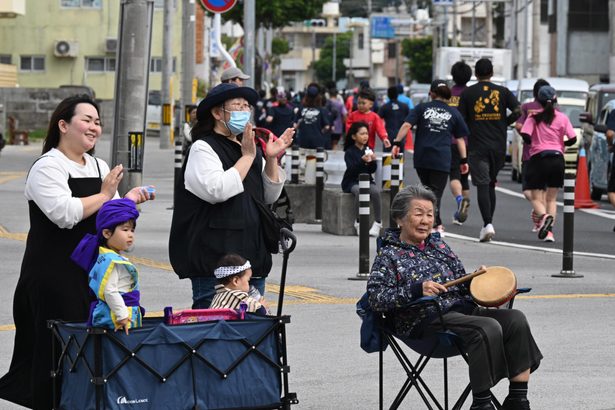 共生の笑顔をつなぐ　いとまんマラソン　車いすや３世代も