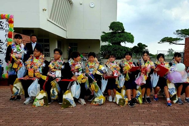 笑顔で島発ち記念写真　伊是名中、１１人全員進学