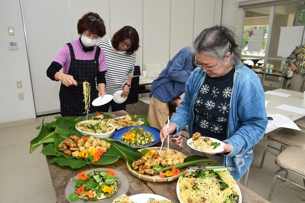 国頭の山菜の魅力発信　道の駅で試食会