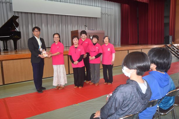 中学生活へお守り贈る　与那原町女性会