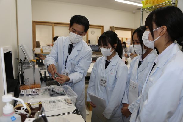 高校生　薬剤師の仕事学ぶ　県内８薬局　北海道医療大主催　歯科医師体験も