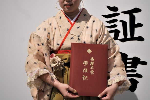 希望と感謝胸に　各地で卒業式　地元の芭蕉布華やかに　名桜大・山城願さん着用