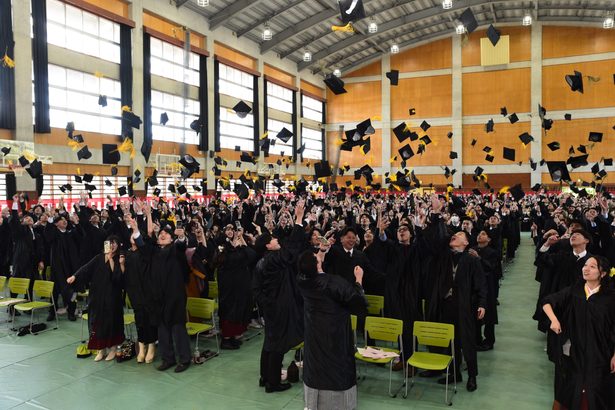 帽子を投げ、社会へ　名桜大卒業・修了式