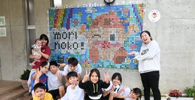 プラキャップ２５６０個でアート　浦添・森の子センター　児童の下絵を元に