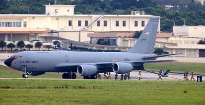米軍の空中給油機KC135、給油管が伸びたまま着陸　沖縄・嘉手納基地