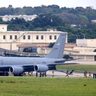 米軍の空中給油機KC135、給油管が伸びたまま着陸　沖縄・嘉手納基地