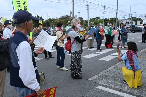 オスプレイの飛行再開に抗議　市民団体が合唱や弾き語りなどで訴え　宜野湾　沖縄