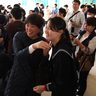 番号見つけ「あった！」　沖縄県内公立校で合格発表　笑顔咲く
